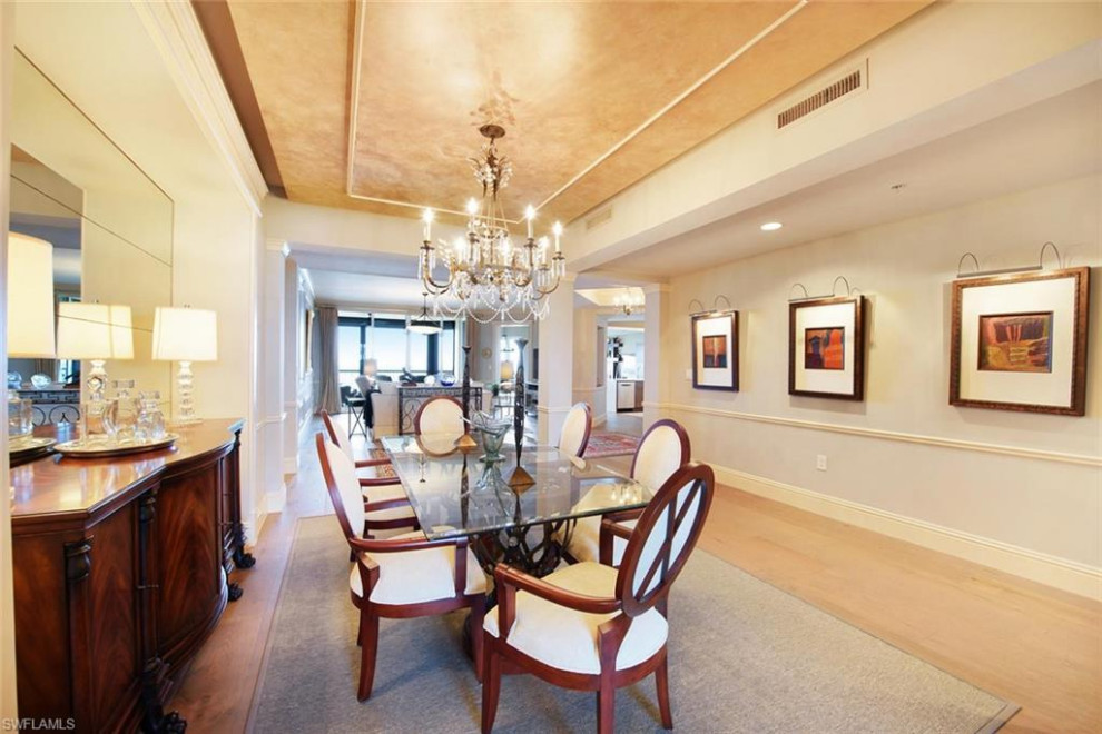 Transitional home design photo in Miami