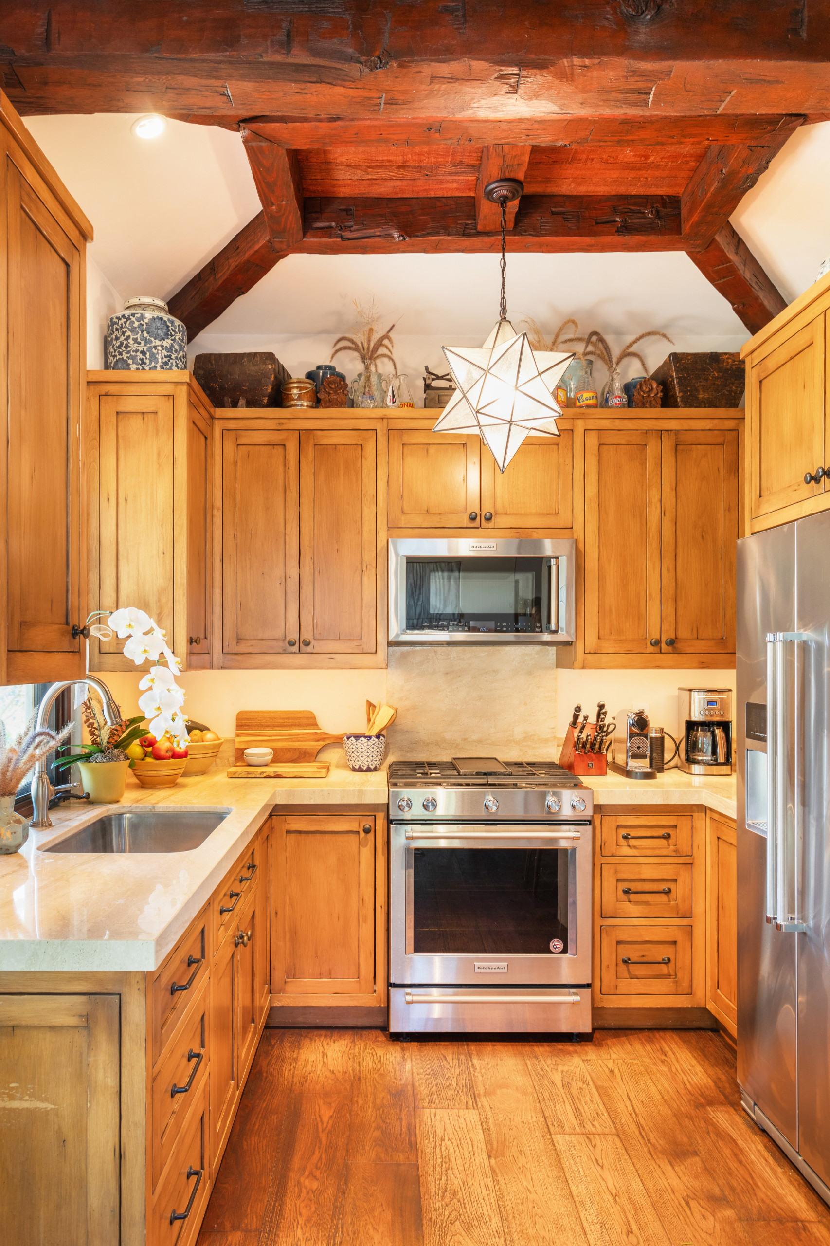 16 Compact U-Shaped Kitchens, image size:1706x2560