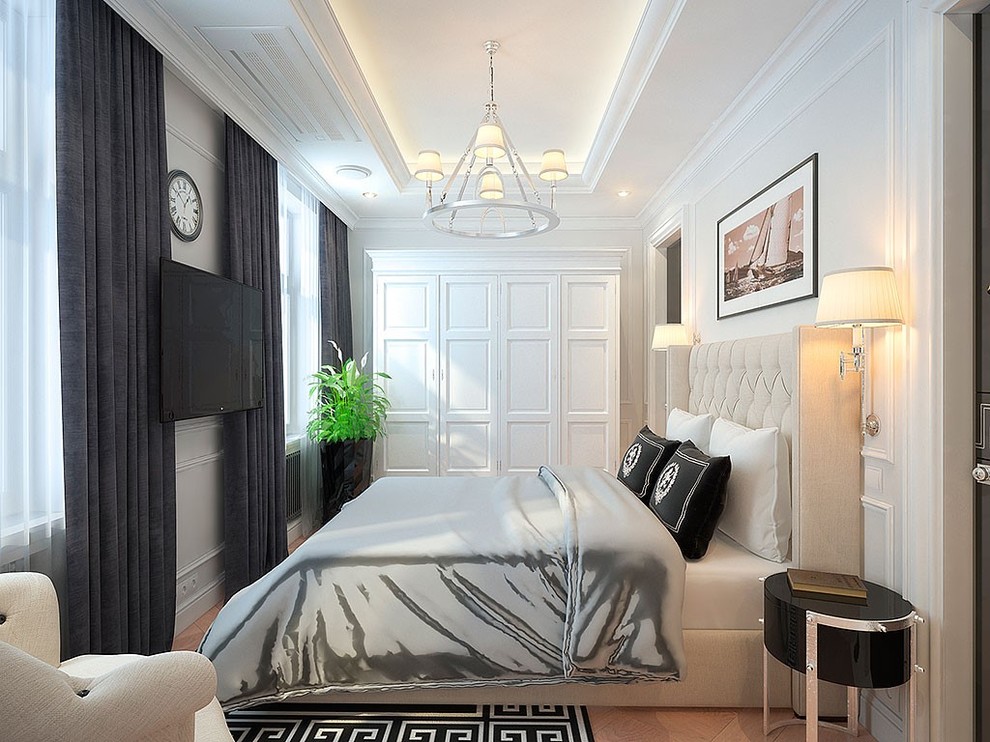 У Ростральных колонн