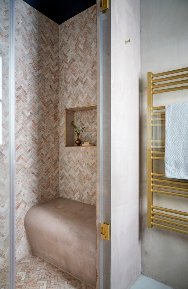 Inspiration för små moderna en-suite badrum, med öppna hyllor, en öppen dusch och dusch med gångjärnsdörr
