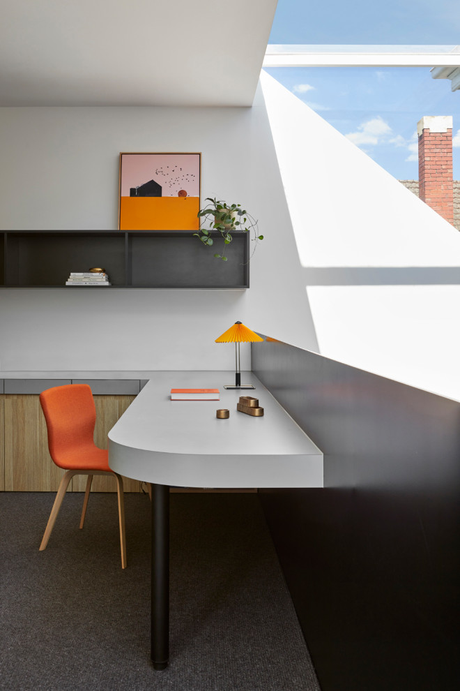 Kleines Modernes Arbeitszimmer mit Arbeitsplatz, weißer Wandfarbe, Teppichboden, Einbau-Schreibtisch und grauem Boden in Melbourne