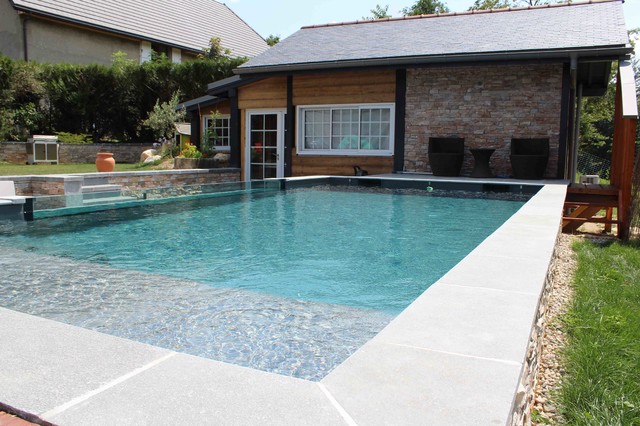 A fleur d'eau contemporaneo-piscina