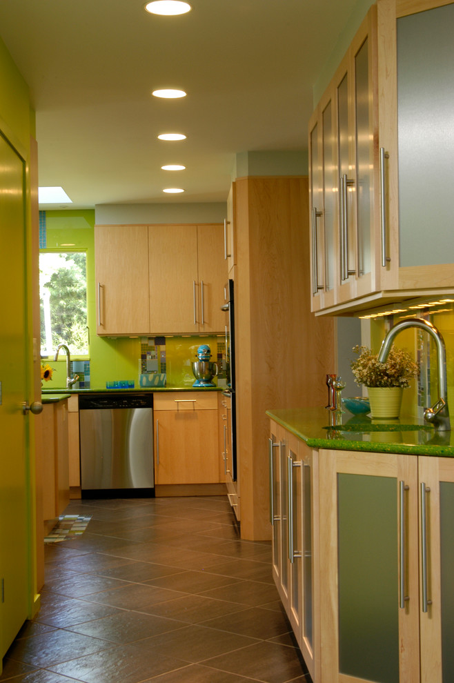 Mid-sized eclectic l-shaped eat-in kitchen in New York with flat-panel cabinets, light wood cabinets, green splashback, glass tile splashback, stainless steel appliances, an undermount sink, quartz benchtops, ceramic floors and with island.