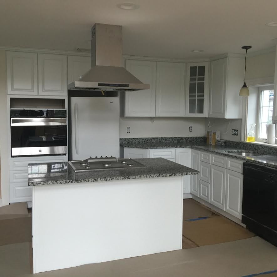 Kitchen - transitional kitchen idea in New York