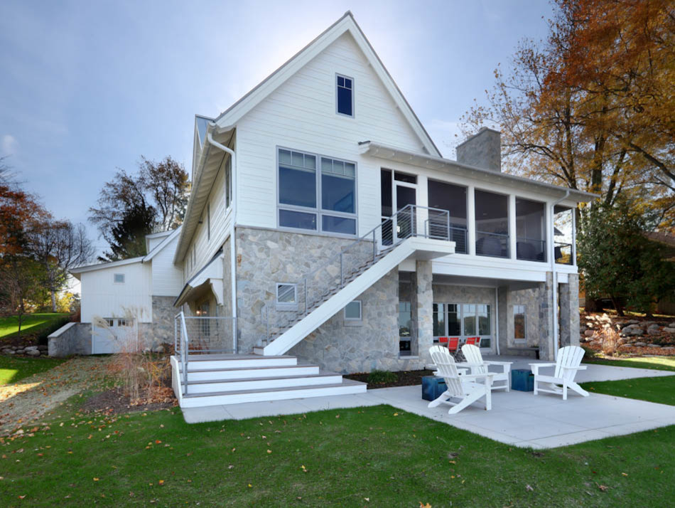 Example of a transitional patio design in Grand Rapids