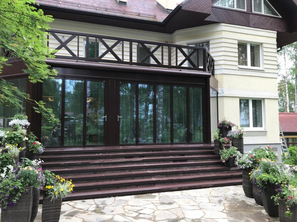 Зимний сад на берегу лесного озера