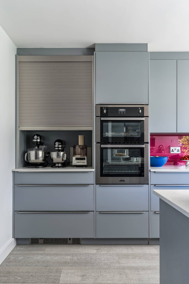 Modelo de cocina minimalista pequeña con fregadero de doble seno, armarios con paneles lisos, puertas de armario grises, encimera de cuarcita, salpicadero rosa, suelo gris y encimeras blancas