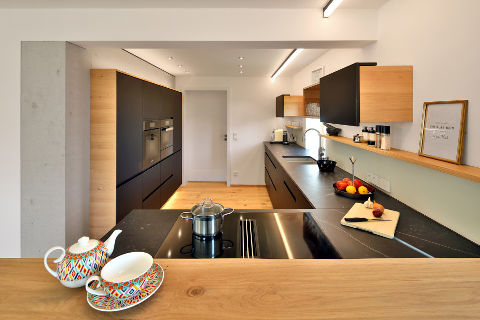 Inspiration for a contemporary kitchen in Munich.