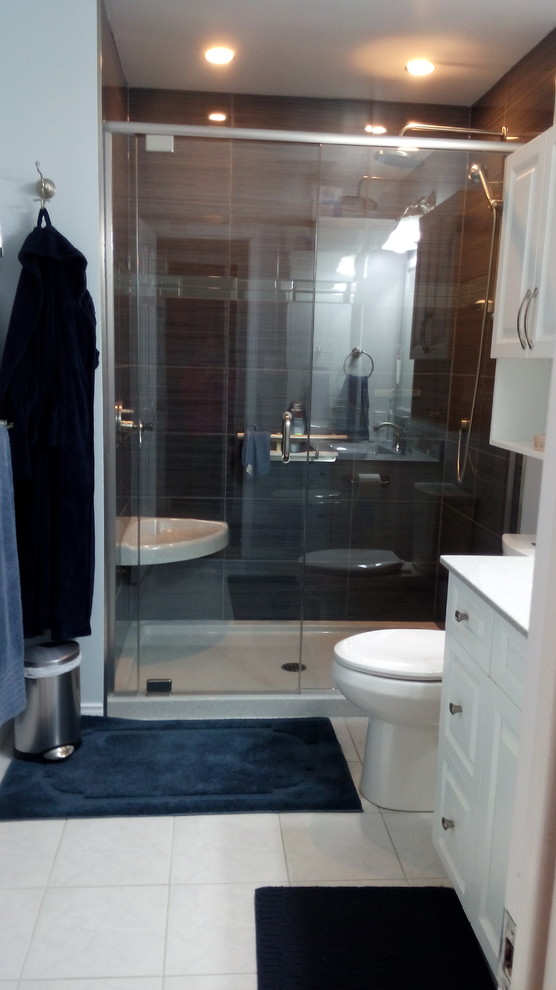 Example of a transitional bathroom design in Toronto
