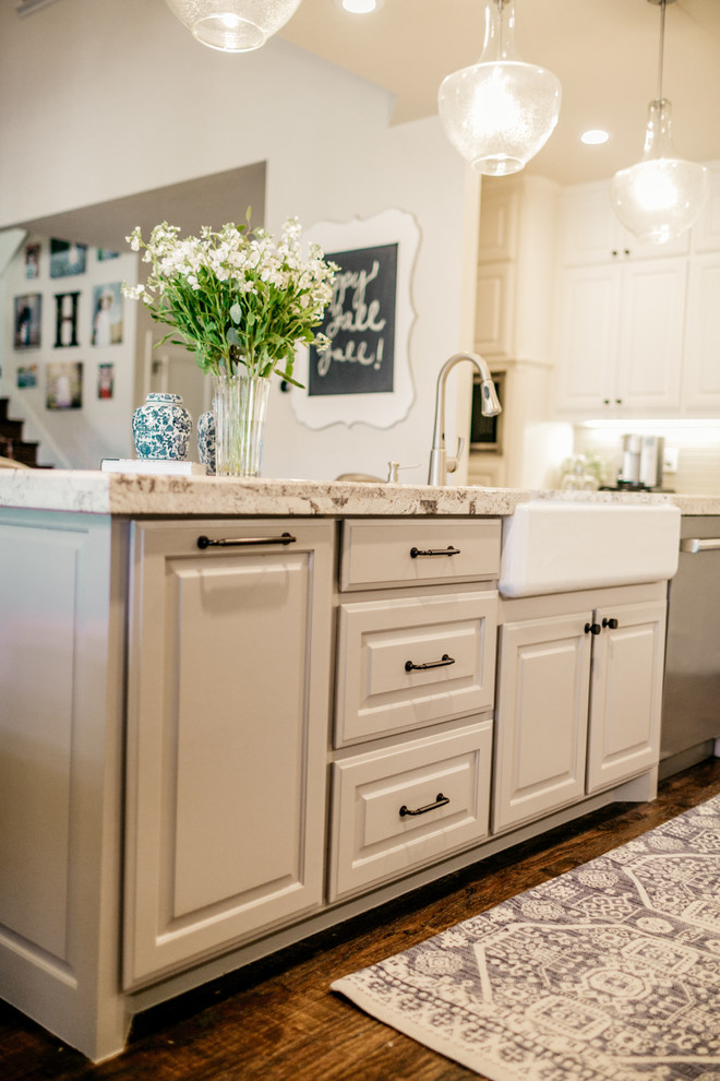 Transitional home design photo in Dallas