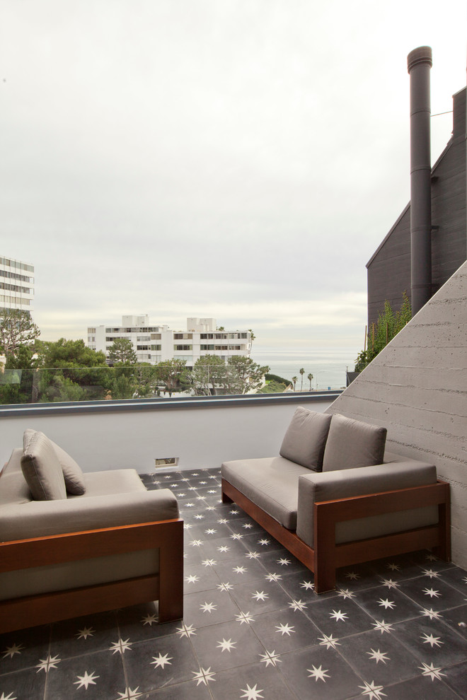 Small contemporary rooftop deck in Los Angeles.