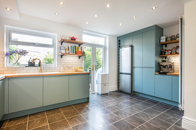 Handleless Kitchen: Blue & Bamboo trendy-koekken