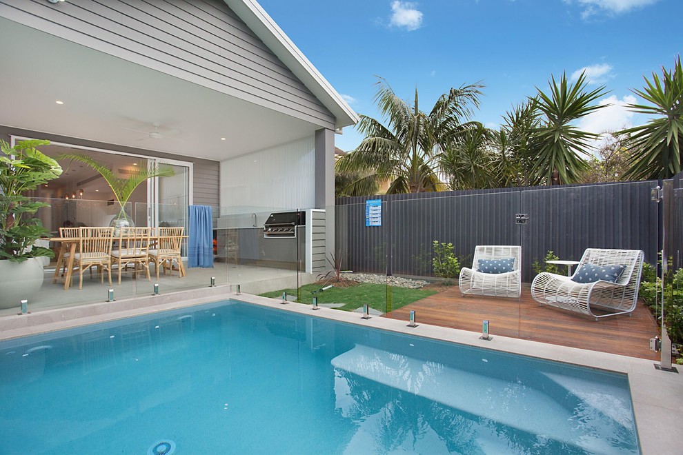 Photo of a contemporary pool in Gold Coast - Tweed.