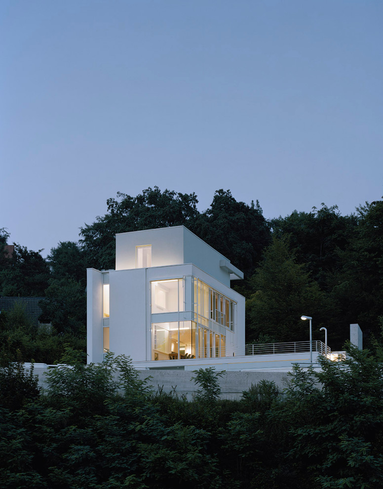 Großes, Zweistöckiges Modernes Haus mit Steinfassade, weißer Fassadenfarbe, Flachdach und weißem Dach in Dortmund