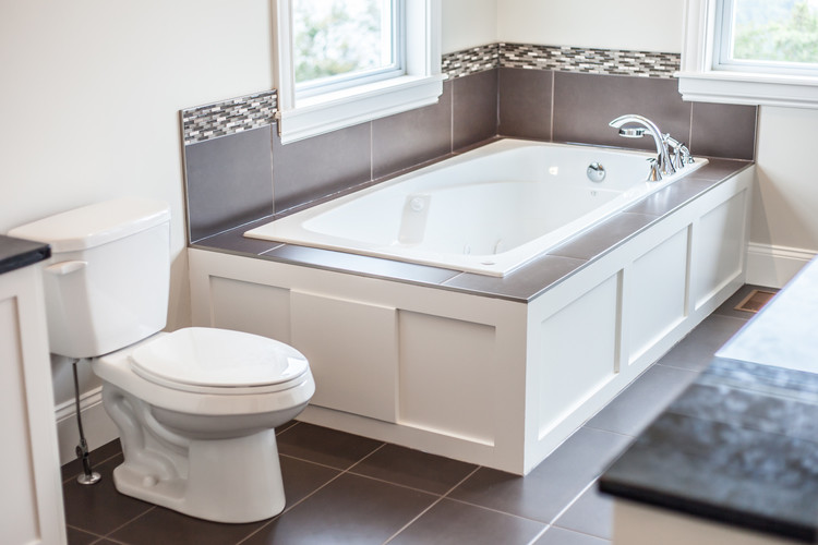 Inspiration for a mid-sized transitional master alcove bathtub remodel with a two-piece toilet and white walls