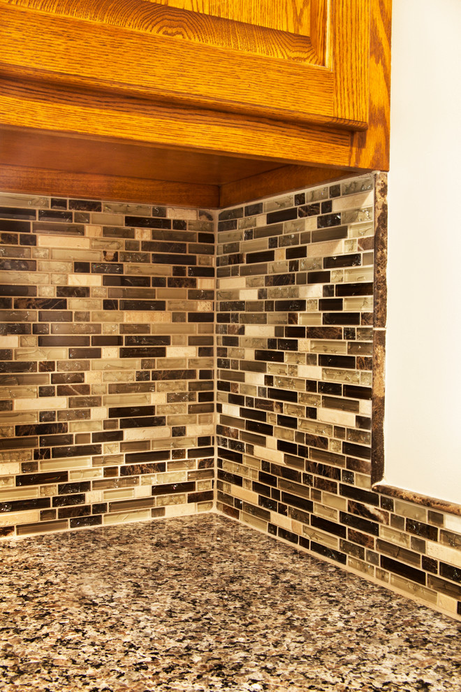 Kitchen - transitional kitchen idea in Milwaukee
