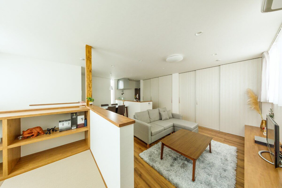 Exemple d'un bureau industriel de taille moyenne avec un sol de tatami, un bureau intégré, un plafond en papier peint et du papier peint.