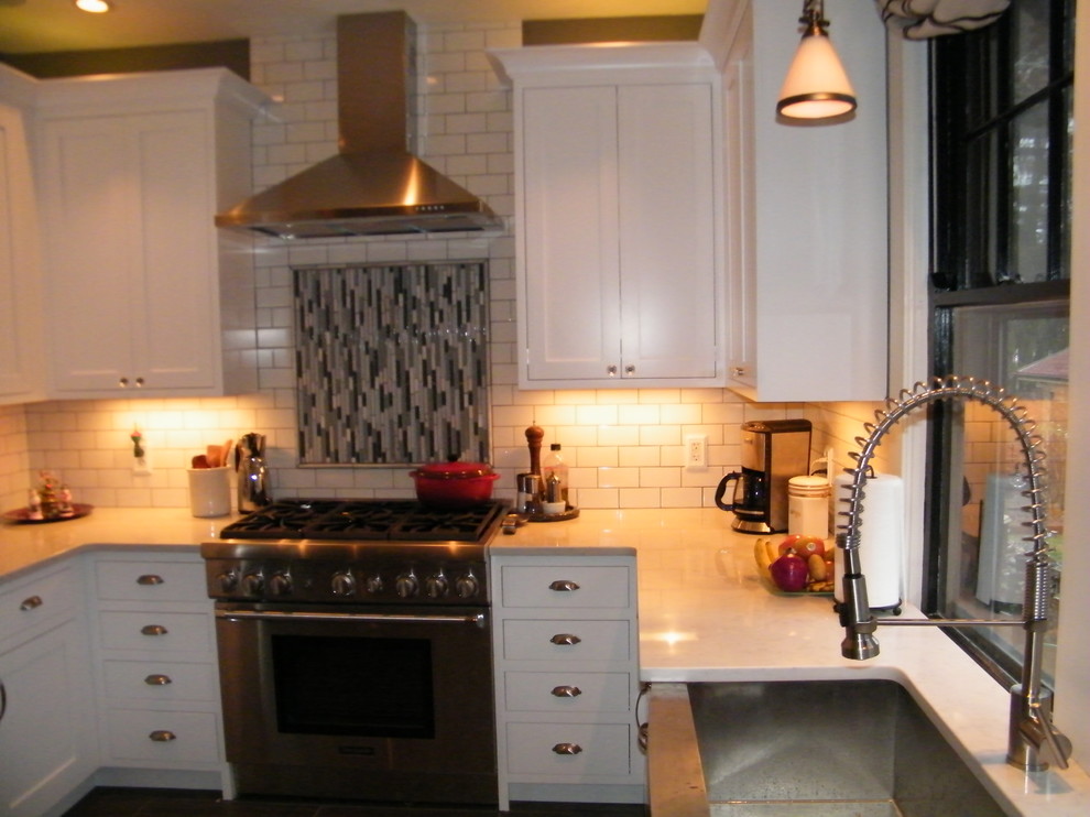 Example of a transitional kitchen design in Cincinnati