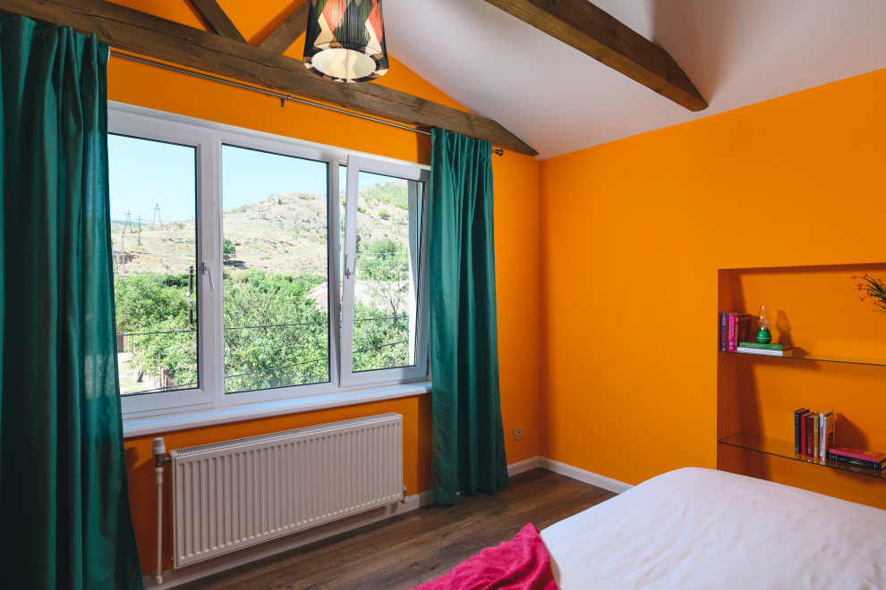 Стильный дизайн: маленькая гостевая спальня (комната для гостей) в современном стиле с желтыми стенами, полом из ламината, коричневым полом, балками на потолке и обоями на стенах без камина для на участке и в саду - последний тренд