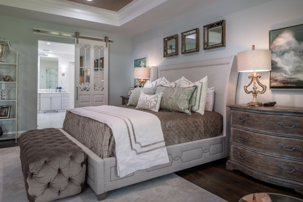 Example of a transitional home design design in Houston