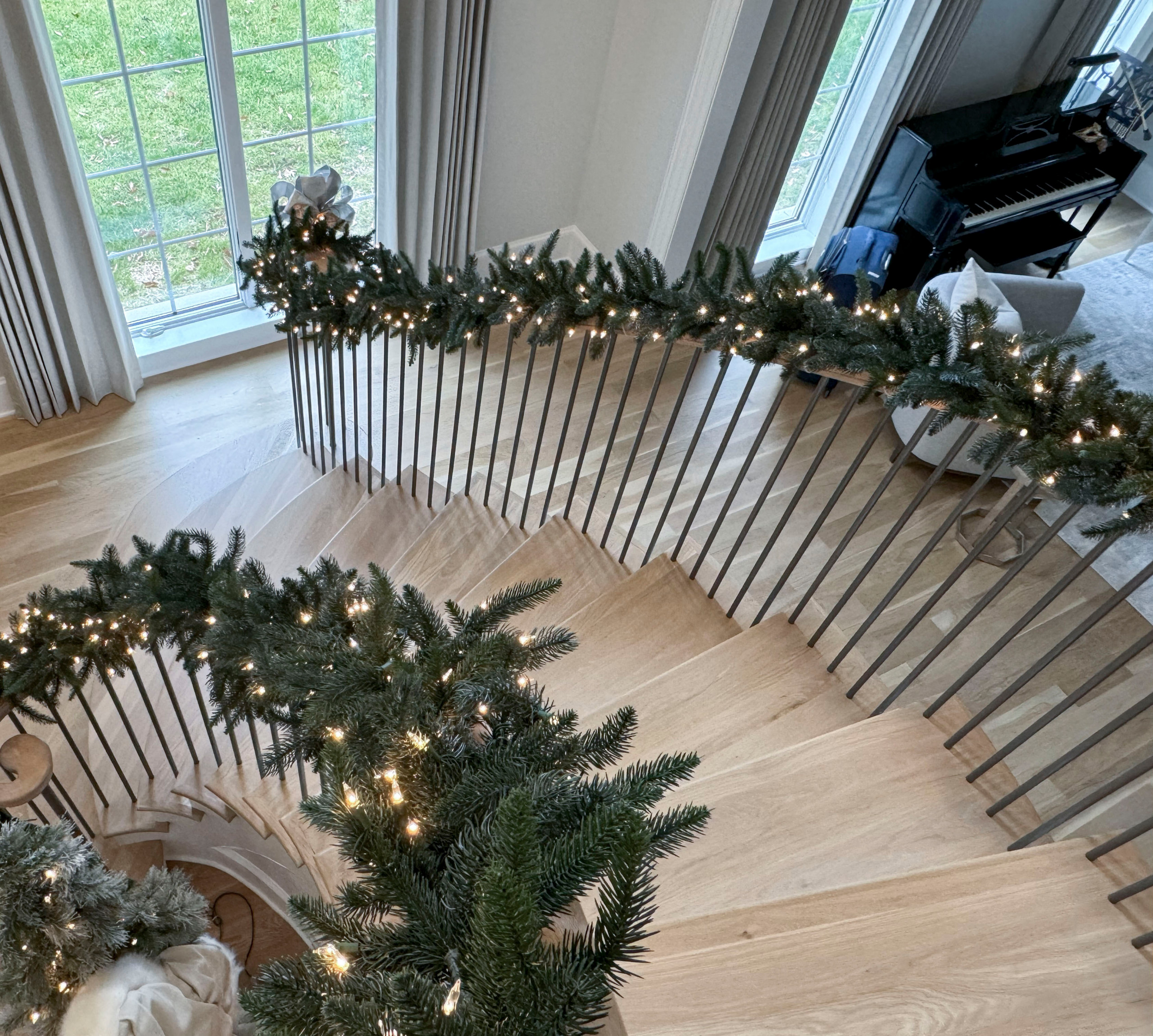 116_Elegant & Eye-catching Curved Staircase, Leesburg VA 20175