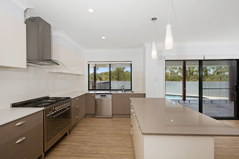 Photo of a transitional kitchen in Brisbane.