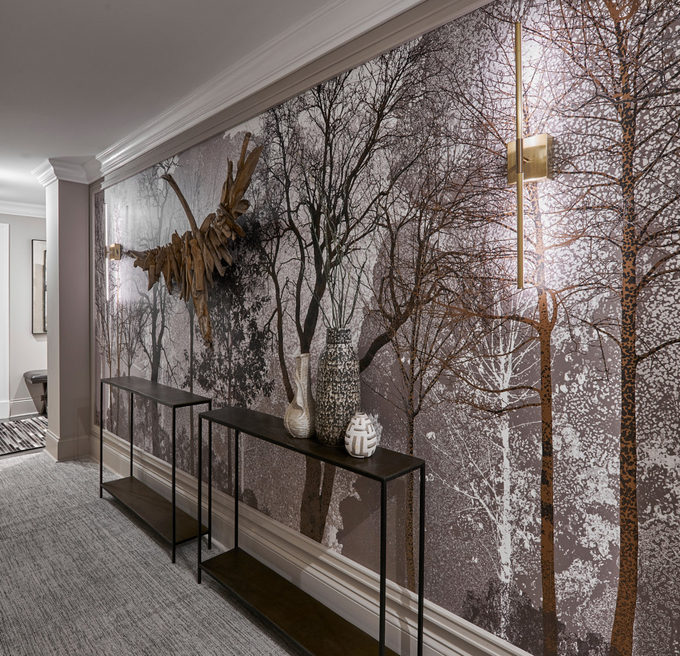Источник вдохновения для домашнего уюта: большой коридор в стиле ретро с коричневыми стенами, ковровым покрытием и серым полом