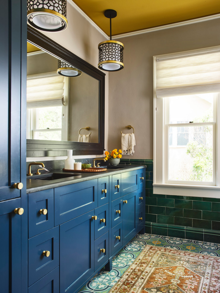Exempel på ett klassiskt svart svart en-suite badrum, med skåp i shakerstil, blå skåp, ett fristående badkar, cementgolv, ett undermonterad handfat, grönt golv och dusch med gångjärnsdörr