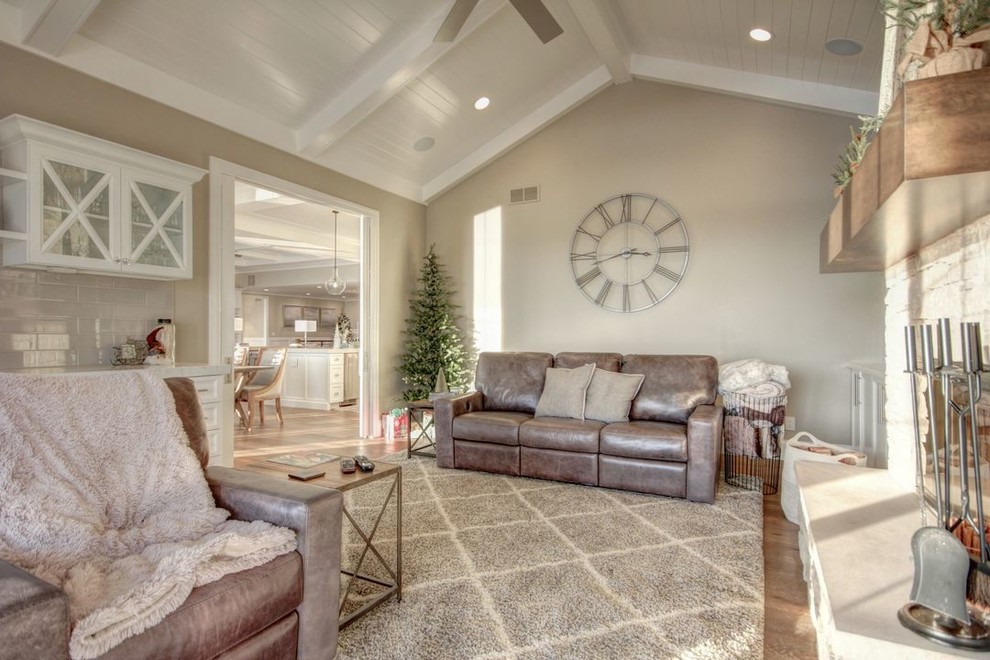 Example of a transitional home design design in Chicago
