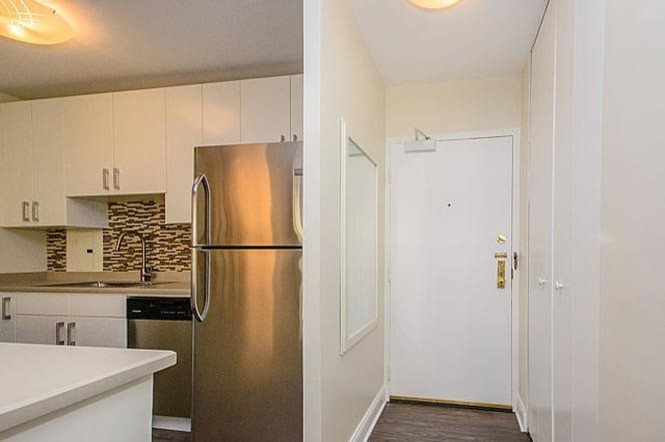 Example of a transitional entryway design in Chicago