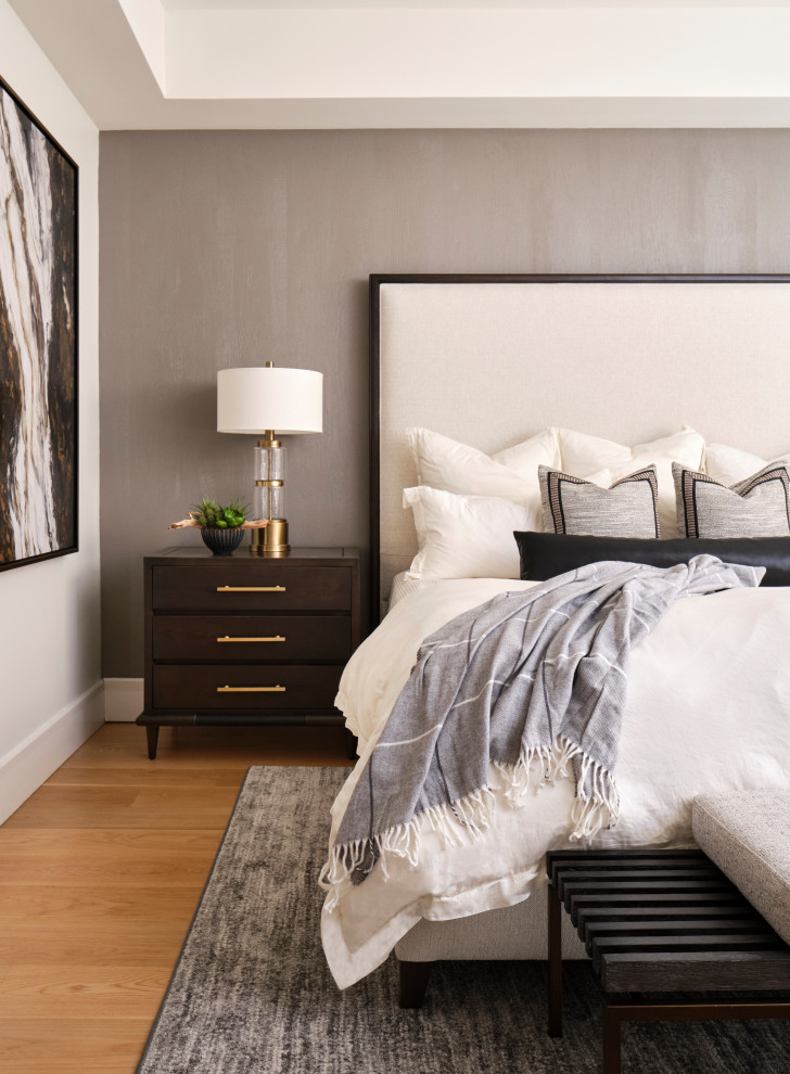 Mittelgroßes Modernes Schlafzimmer mit weißer Wandfarbe, hellem Holzboden, beigem Boden und Tapetenwänden in Denver