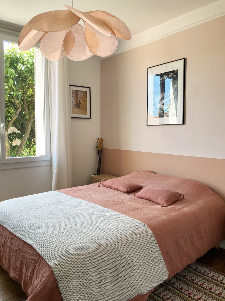 На фото: хозяйская спальня среднего размера в современном стиле с розовыми стенами и паркетным полом среднего тона без камина