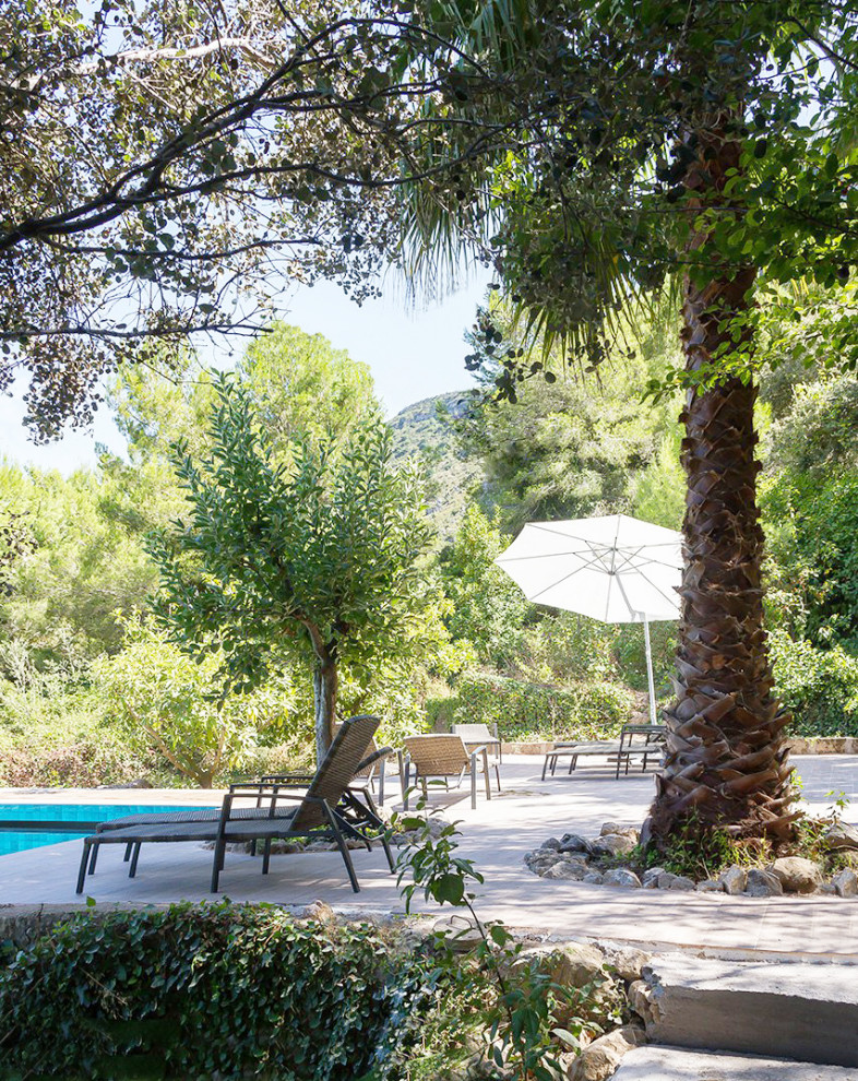 Mittelgroßer, Gefliester Mediterraner Infinity-Pool neben dem Haus in L-Form mit Pool-Gartenbau in Valencia