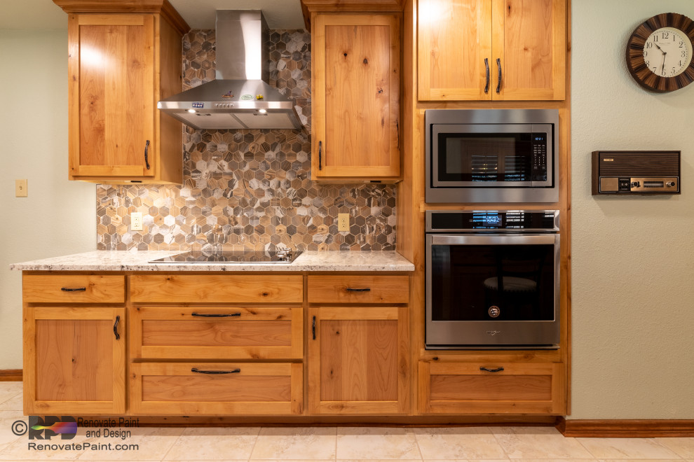 Inredning av ett modernt stort beige beige kök, med en undermonterad diskho, skåp i shakerstil, beige skåp, bänkskiva i kvarts, beige stänkskydd, stänkskydd i keramik, rostfria vitvaror, klinkergolv i keramik, en köksö och beiget golv