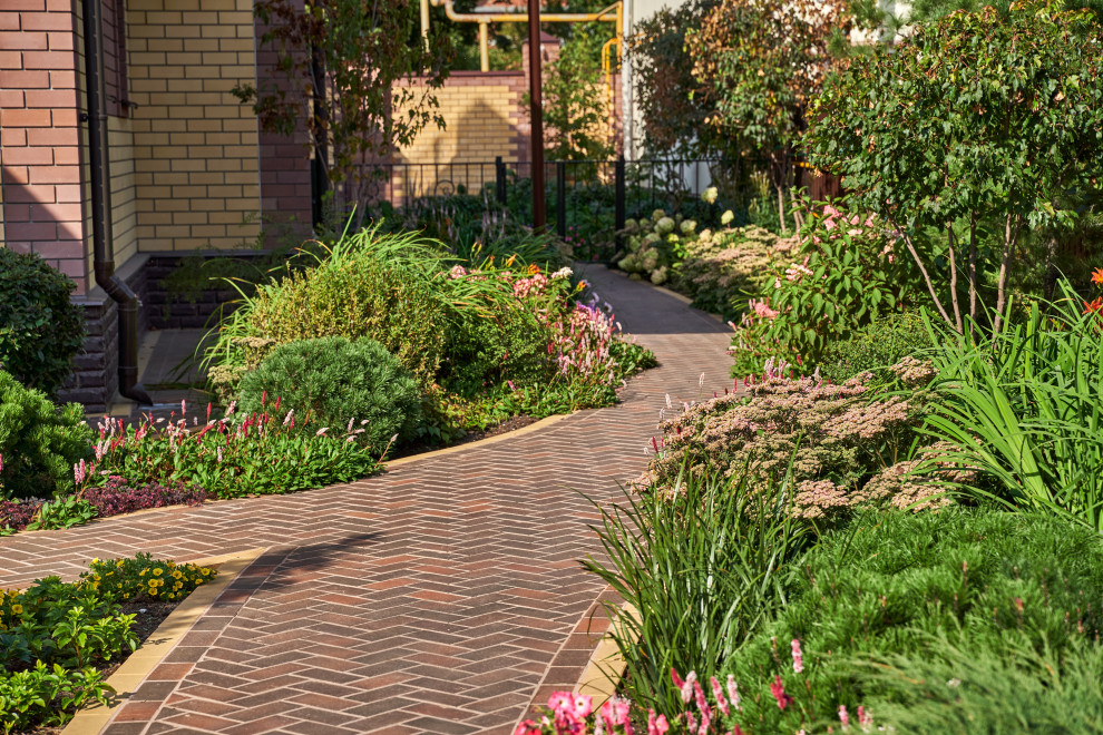 Сад в розовой дымке