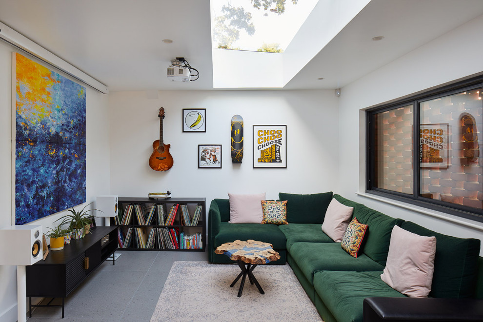 Mittelgroßes, Offenes Modernes Wohnzimmer mit weißer Wandfarbe, grauem Boden, Kassettendecke und Porzellan-Bodenfliesen in London