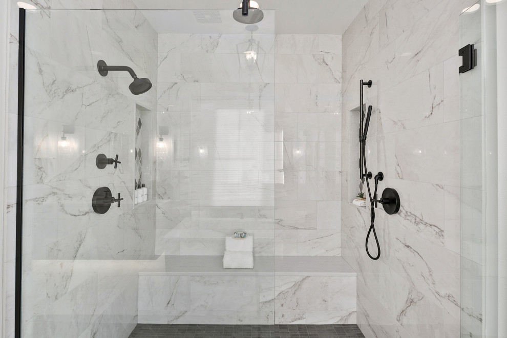 Exempel på ett mellanstort lantligt en-suite badrum, med en dusch i en alkov, vit kakel, porslinskakel, vita väggar, dusch med gångjärnsdörr, cementgolv och grått golv