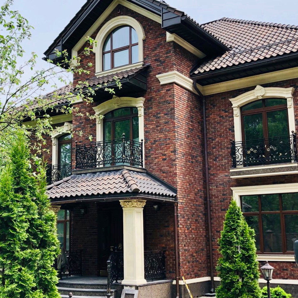 Отделка элементами декора фасада из песчанника.