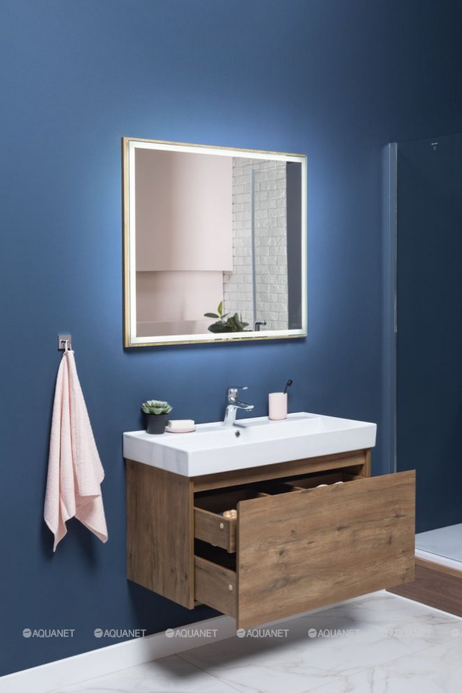 Яркая ванная комната для загородного дома