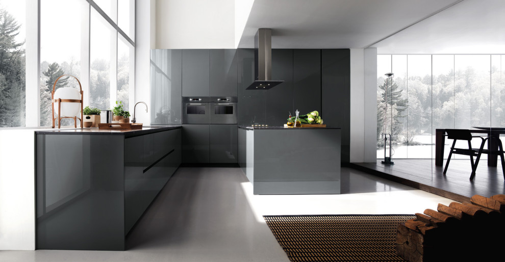 Inspiration för mellanstora moderna kök, med en undermonterad diskho, släta luckor, grå skåp, marmorbänkskiva, rostfria vitvaror, betonggolv och en halv köksö