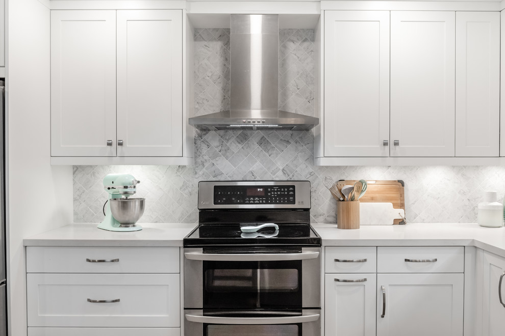 Transitional kitchen photo in Toronto