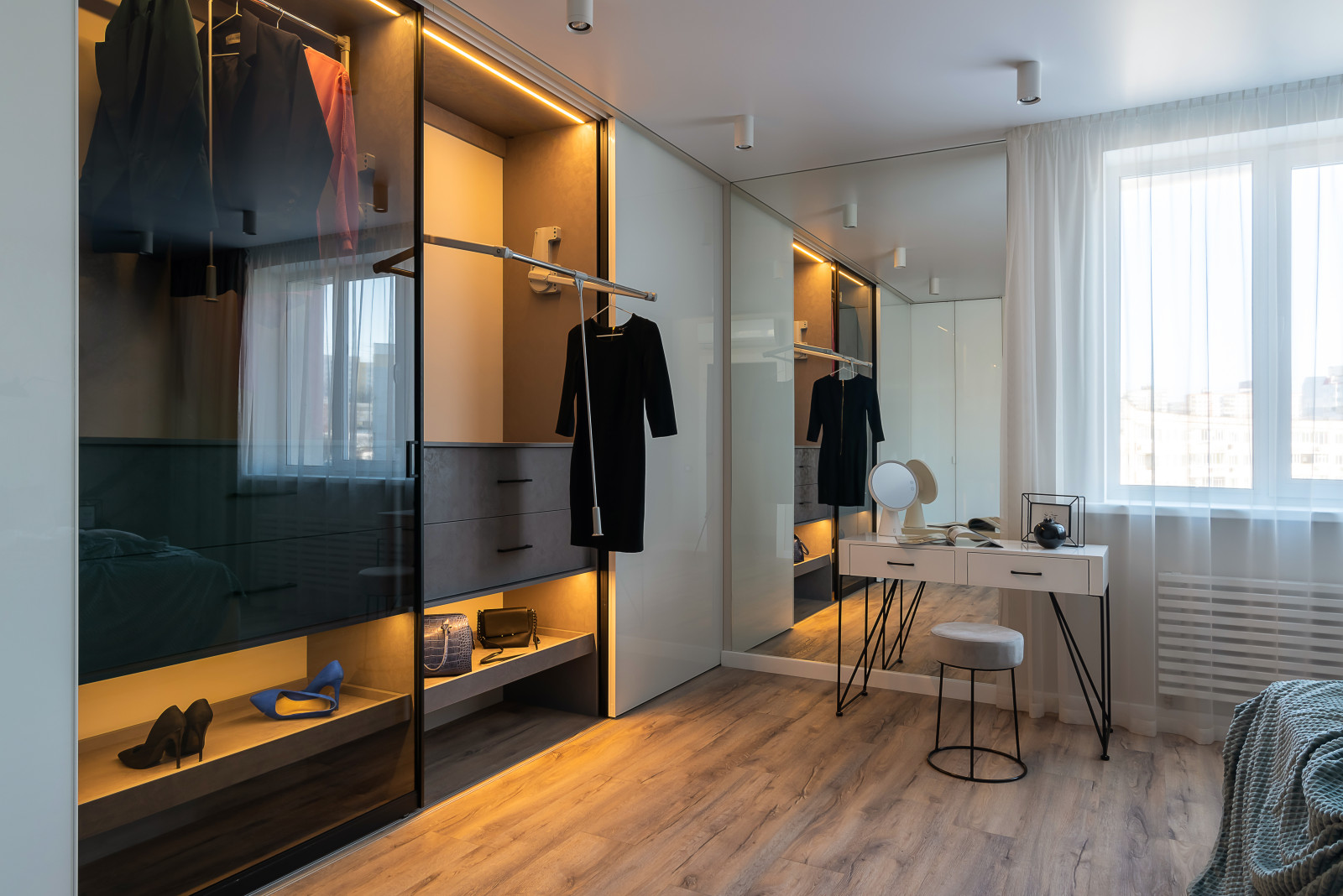 Угловой шкаф с раздвижными и распашными дверьми в ЖК Оникс