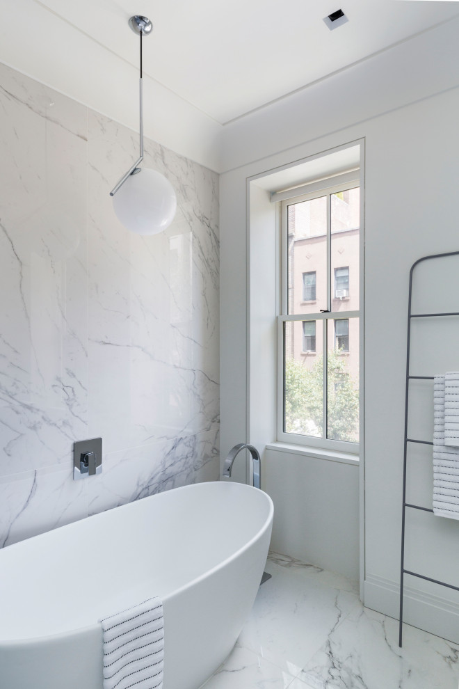 Пример оригинального дизайна: главная ванная комната в современном стиле с плоскими фасадами, коричневыми фасадами, отдельно стоящей ванной, угловым душем, раздельным унитазом, белой плиткой, керамической плиткой, белыми стенами, полом из керамической плитки, монолитной раковиной, столешницей из искусственного камня, белым полом, душем с распашными дверями, белой столешницей, сиденьем для душа, тумбой под две раковины, встроенной тумбой и кессонным потолком