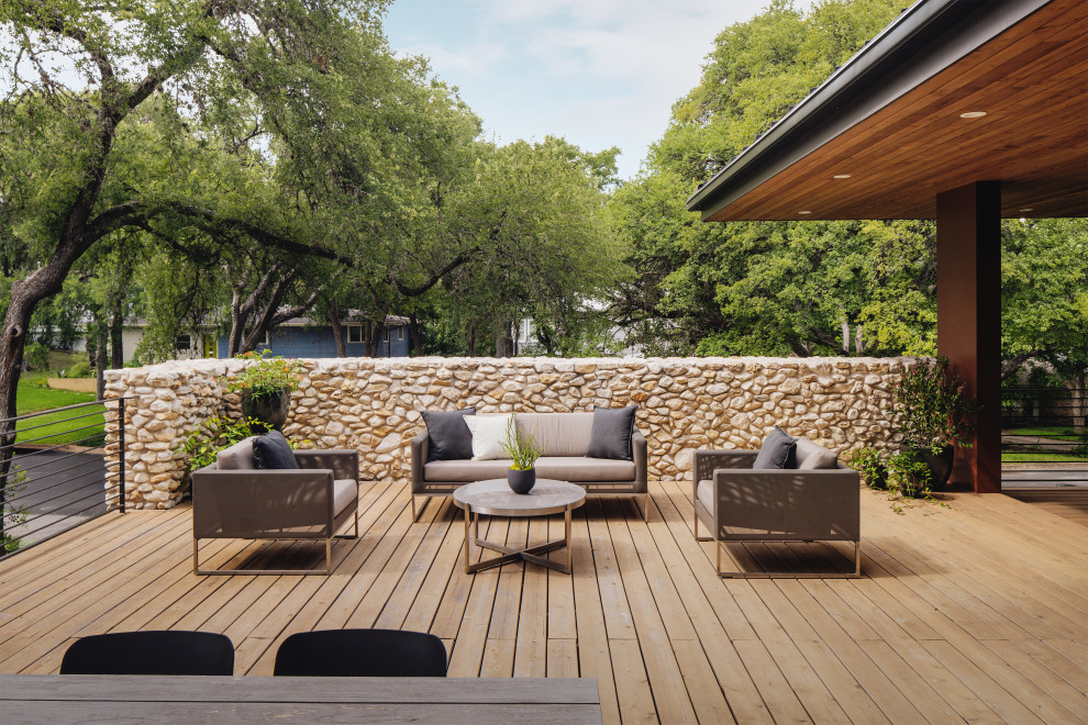 Example of a transitional home design design in Austin