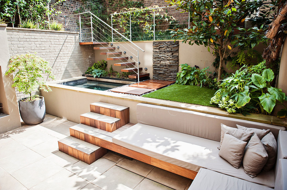 Photo of a small contemporary back garden in London.