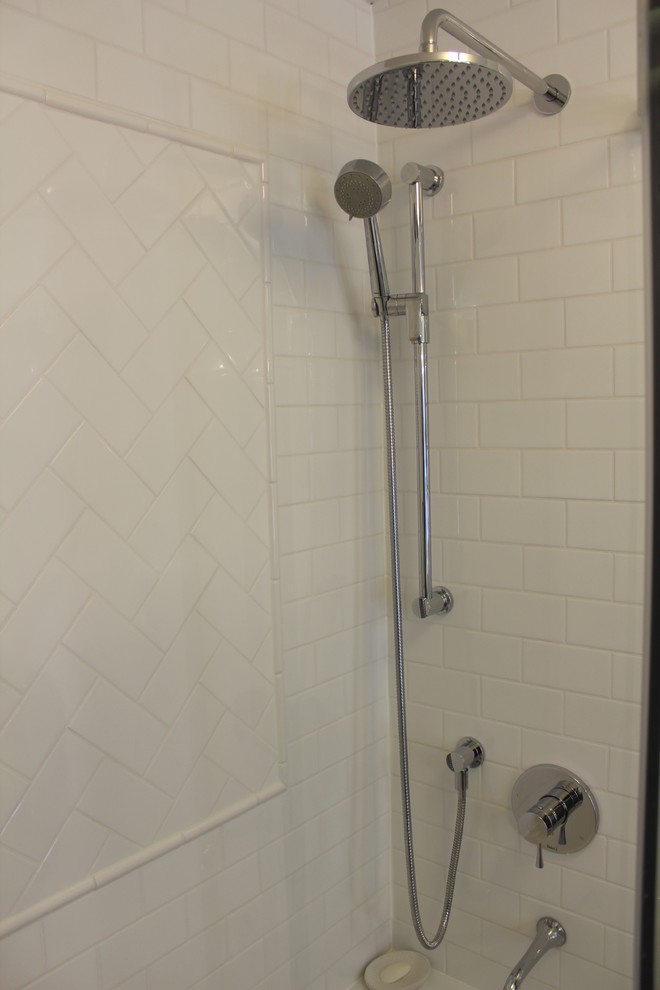 Example of a small transitional kids' white tile and porcelain tile porcelain tile alcove bathtub design in Toronto with shaker cabinets, white cabinets, a two-piece toilet, beige walls, an undermount sink and quartz countertops