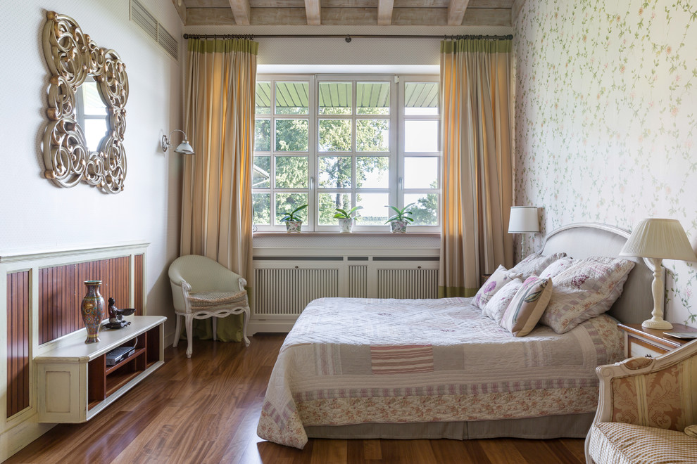 Стильный дизайн: спальня в классическом стиле с белыми стенами, темным паркетным полом и коричневым полом - последний тренд