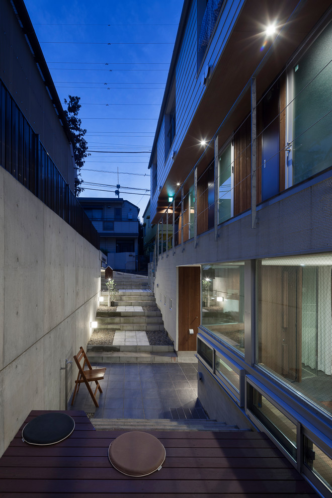 Design ideas for a contemporary home design in Yokohama.