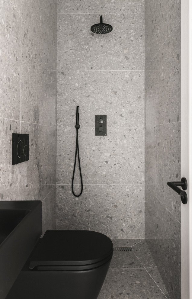 Kleines Industrial Duschbad mit Nasszelle, Toilette mit Aufsatzspülkasten, grauen Fliesen, grauer Wandfarbe, Wandwaschbecken, grauem Boden, offener Dusche und Einzelwaschbecken in London