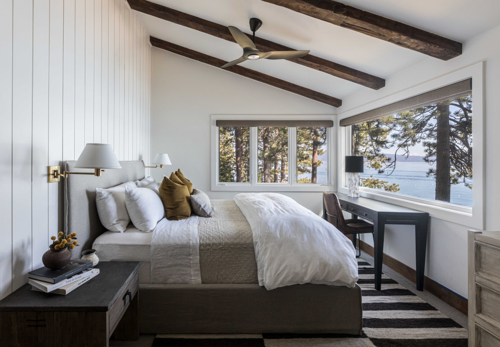 На фото: спальня в стиле рустика с белыми стенами, ковровым покрытием, серым полом, балками на потолке, сводчатым потолком и стенами из вагонки